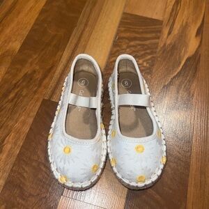 Cat & Jack White and Yellow Embroidered Kids Dress Shoes